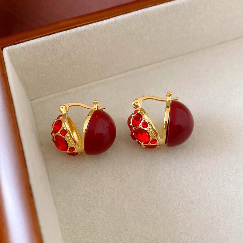 

Геометрические каффы с позолотой, стразами и искусственным жемчугом