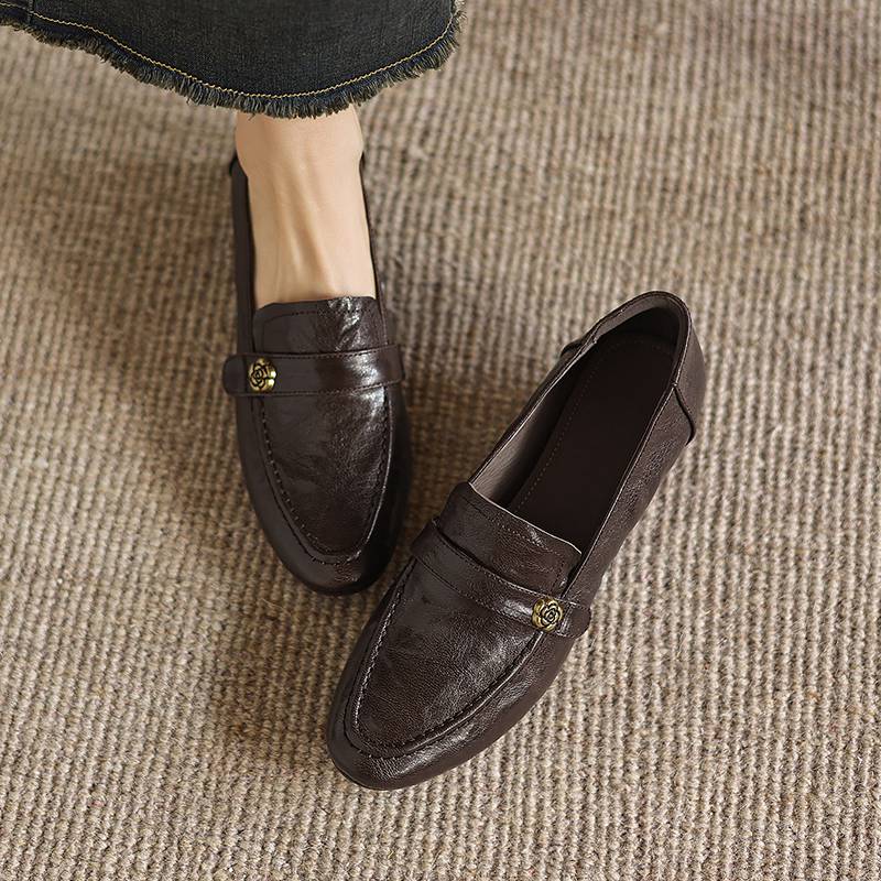 Krazing Pot Sheepskin Round Toe Thick Med Heels Spring Shoes Slip On Big Size 42 Metal Flowers Women Pleated Pumps