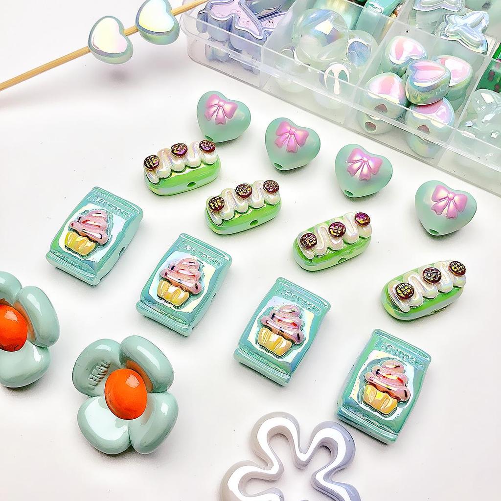 Ručně malované akrylové korálky ze zelené série pro výrobu DIY šperků