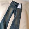 Fleece and slightly pulled jeans are popular for women in winter. High-waisted and thin floor-mopping flared trousers