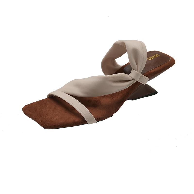 

Fairy wind wear holiday beach slippers female 2025 summer new French high-end temperament high-heeled cool slippers 35