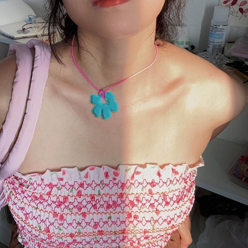 Hollow Flower Charm Necklace Acrylic Flower Necklace Adjustable Flower Pendant Necklaces Jewelry for Womens Girls