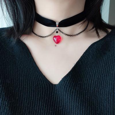 Tmavý gotický styl, černá sametová stuha s třásněmi na řetízku, červený přívěsek ve tvaru srdce, choker límec, náhrdelník na krk, náhrdelník pro ženy