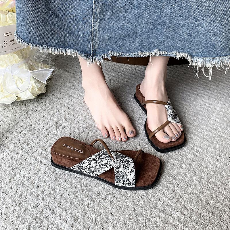 

Niche design sense square head word with open toe thick bottom half slippers women s summer simple casual cool slippers 40 коричневый