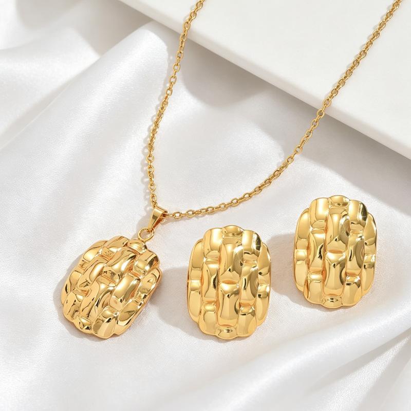 Hot Selling French Retro Niche Fashion Temperament Women's Simple Flowers Geometric Stripes Versatile Necklace Set