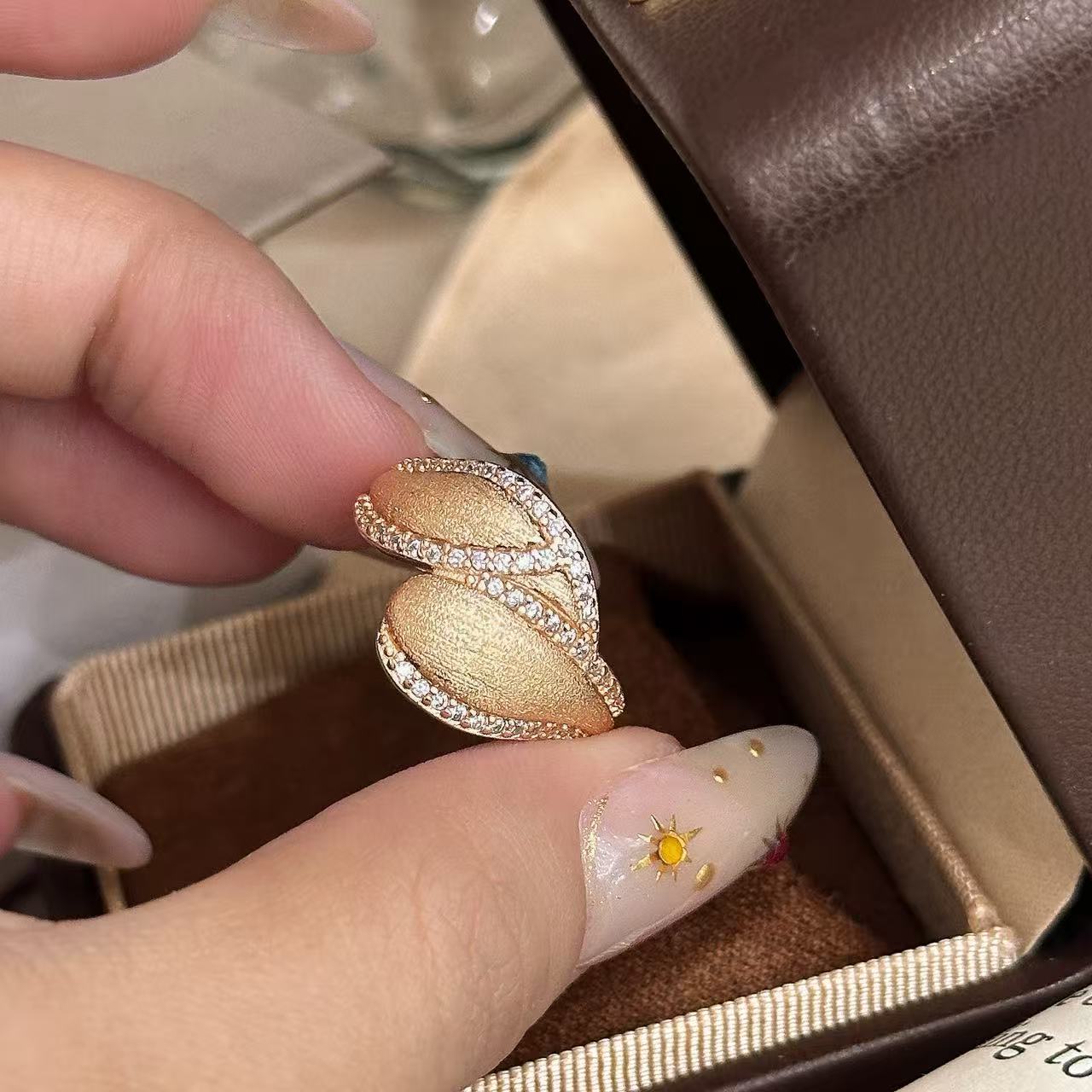 Xiaohongshu Seiko Explosive Point Diamond Explosive Flash Brushed Wire Ring Round Leaf Ring Medium Antique Heavy Industry Ring