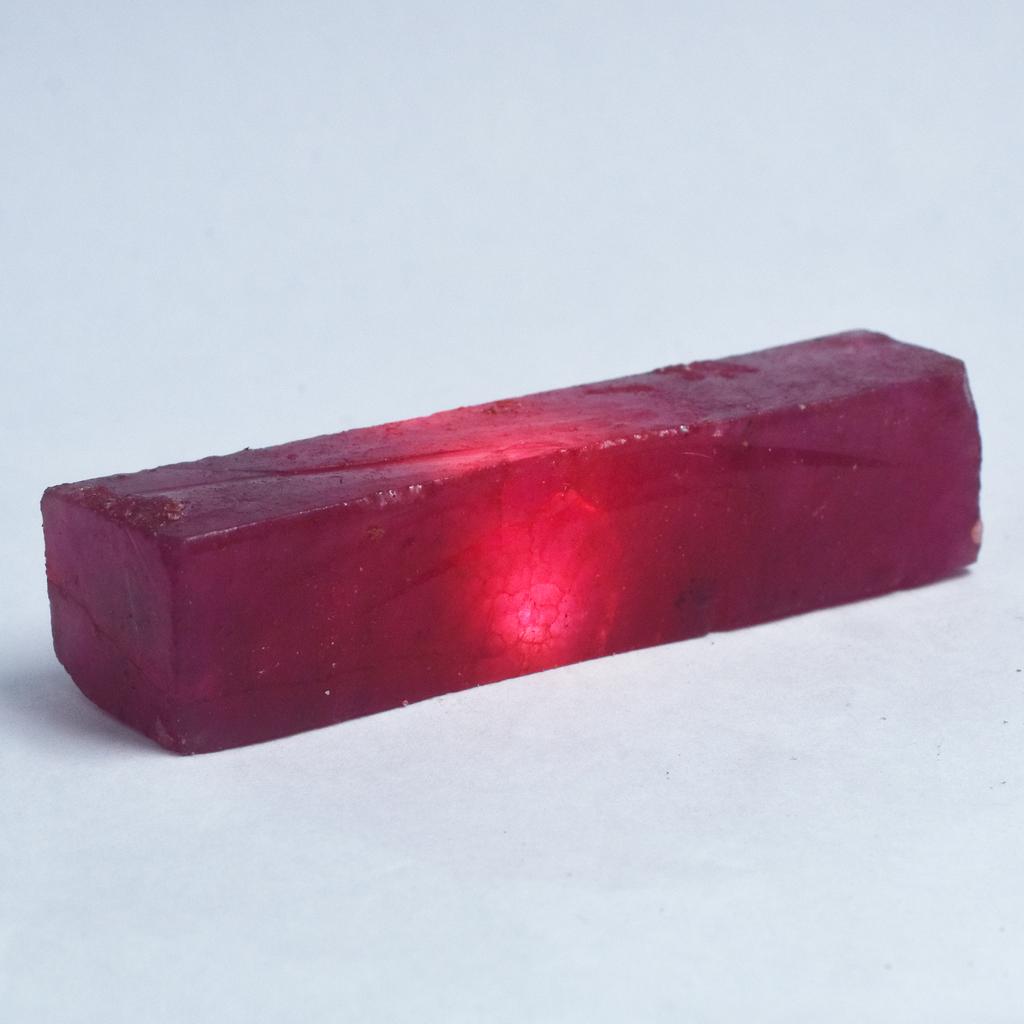 89,7 ct přírodní červený rubín, neopracovaný, surový, volný drahokam, CERTIFIKOVANÝ