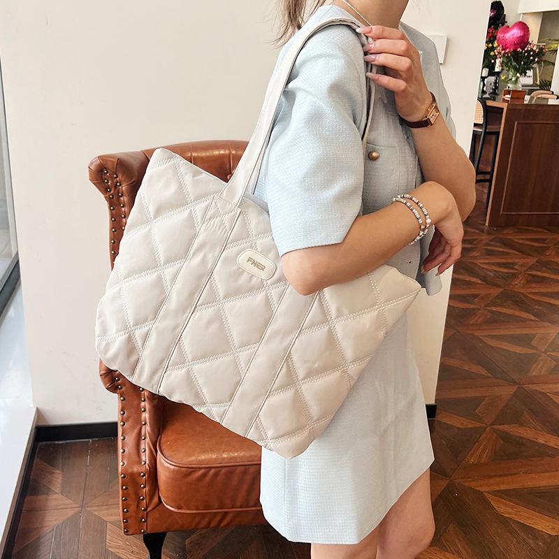 2025 Autumn and Winter Fashion Lingge Casual Fashion Women's Bag Large Capacity Tote Bag Commuter Shopping Bag College Student Bag