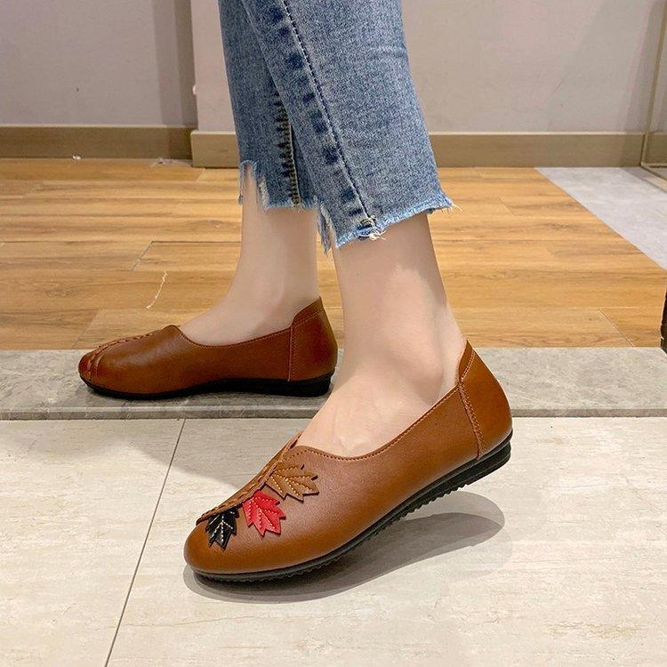 Весенне-осенние кожаные повседневные туфли на мягкой подошве дышащие красные кожаные туфли противоскользящие и износостойкие туфли для мамы 41 коричневый 2390₽