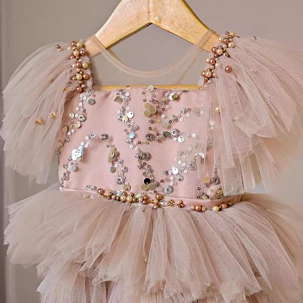 Vestito beige con paillettes a strati e spalline per il primo compleanno di bambina, con gonna in tulle voluminosa e fiocco (2025)