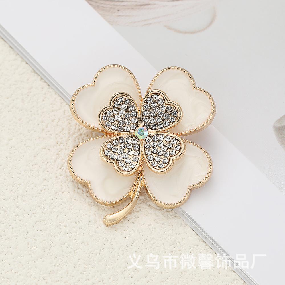 Four-leaf clover plant flower brooch female brooch ins trendy personality temperament anti-light pin with jewelry