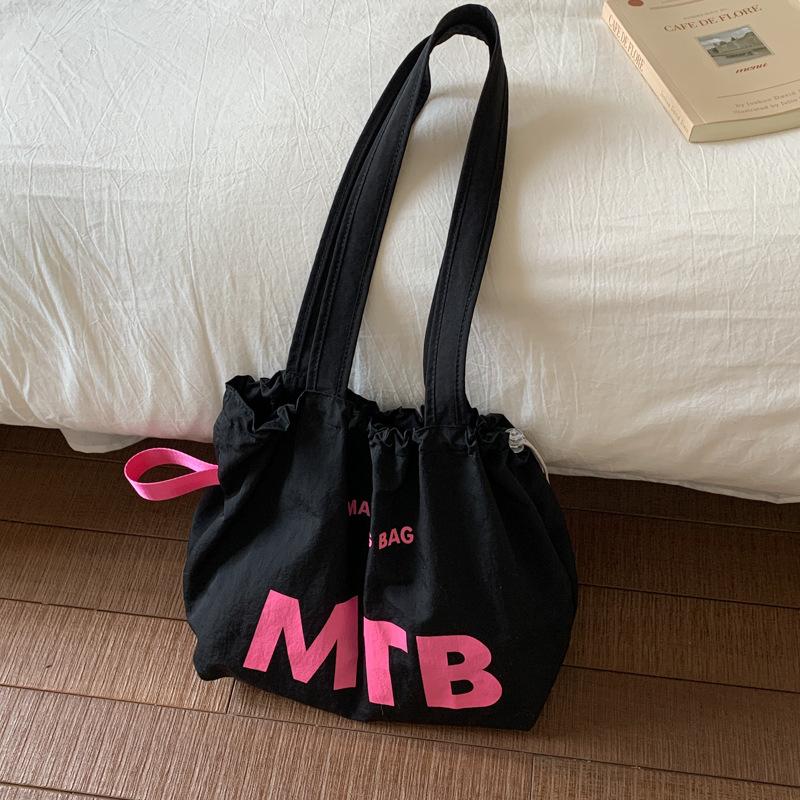 

2025 new drawstring design women s shoulder bag nylon retro letter printing tote bag versatile handbag чёрный