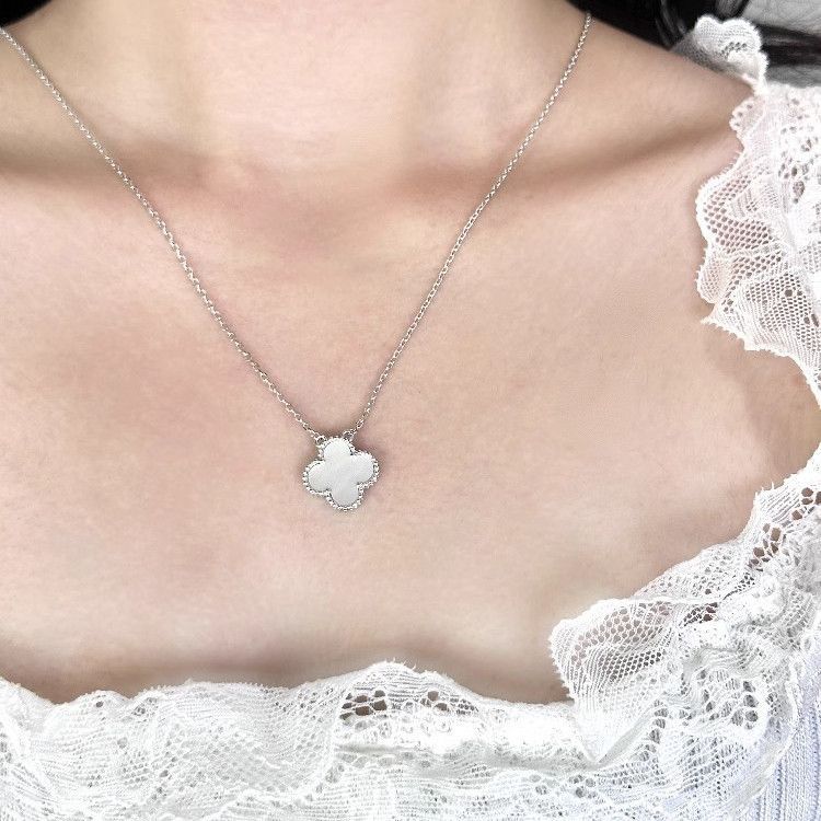 Nový náhrdelník Čtyřlístek 2024, Jemný módní choker pro štěstí
