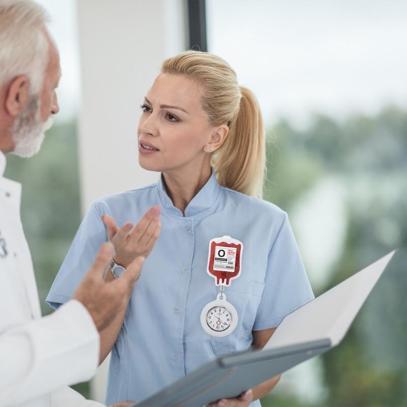 Uhr-Abzeichenhalter, Kreatives medizinisches Thema IV-Beutel Blutgruppendesign Lustiger einziehbarer Ausweishalter mit Lanyard für medizinisches Personal