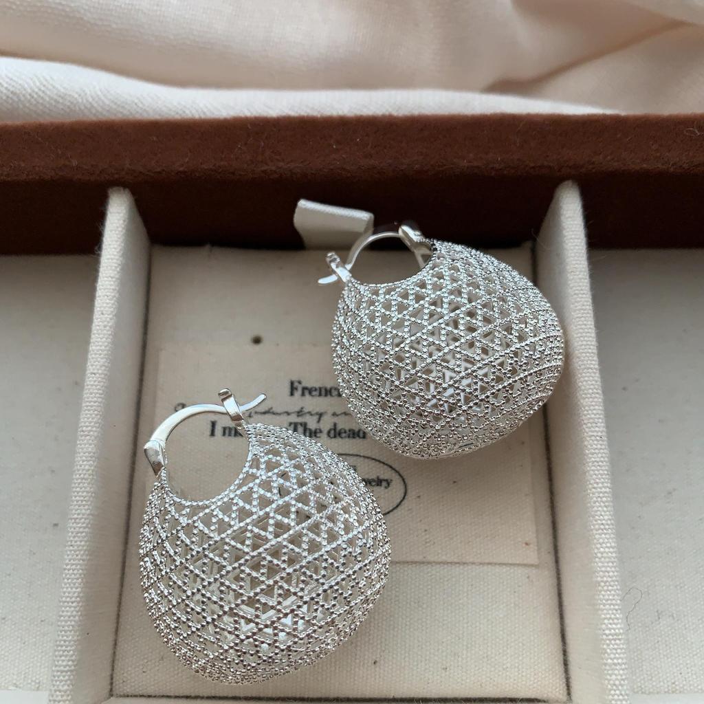 Three-Dimensional Hollow Woven Spherical Earrings, Ear Buckles, Light Luxury, Cold And Exquisite, Niche And Versatile, High-End Personalized Earrings