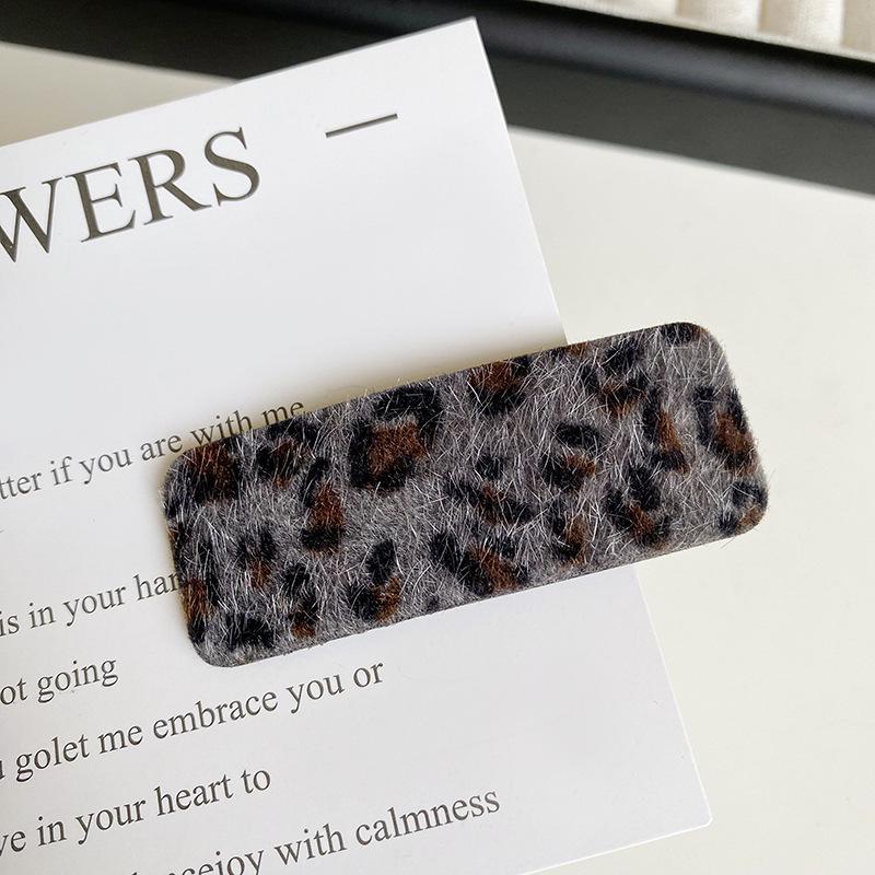 

Trendy Leopard Print Hair Clip - Mori Style Retro Hairpin for Bangs