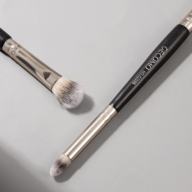 GECOMO Double-Ended Eyeshadow Brush with Soft Bristles for Natural Blending and Easy Makeup Application.