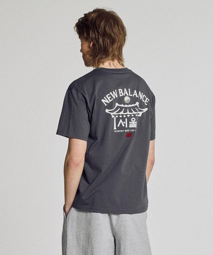 New Balance Seoul Giwa Exklusives Kurzarm-T-Shirt (HOLZKOHLE)
