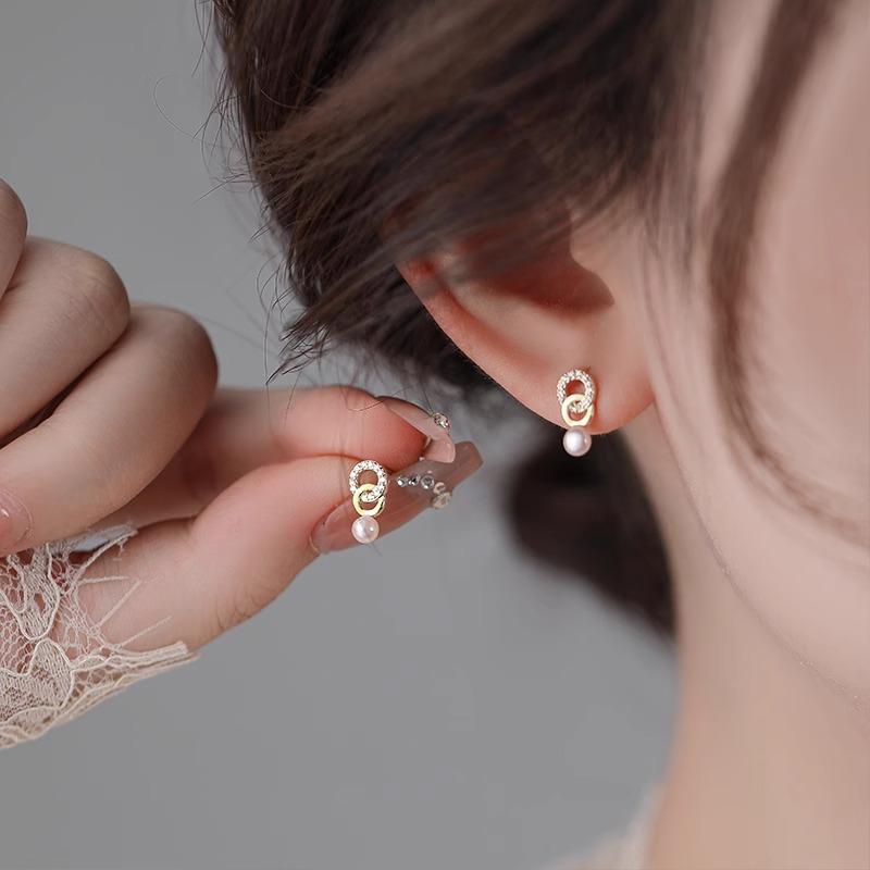 

Double ring pearl stud earrings women s new popular light luxury niche design high-end earrings unique temperament earrings