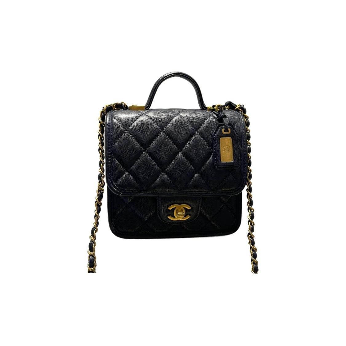 

Chanel Metal Logo Granular Leather Chain Embossed Diamond Pattern Cowhide Messenger Bag Tofu Bag Handheld Messenger Bag Small Female Dark Blue Gift Set(Basic Set+Box+Shopping Bag) темно-синього кольору