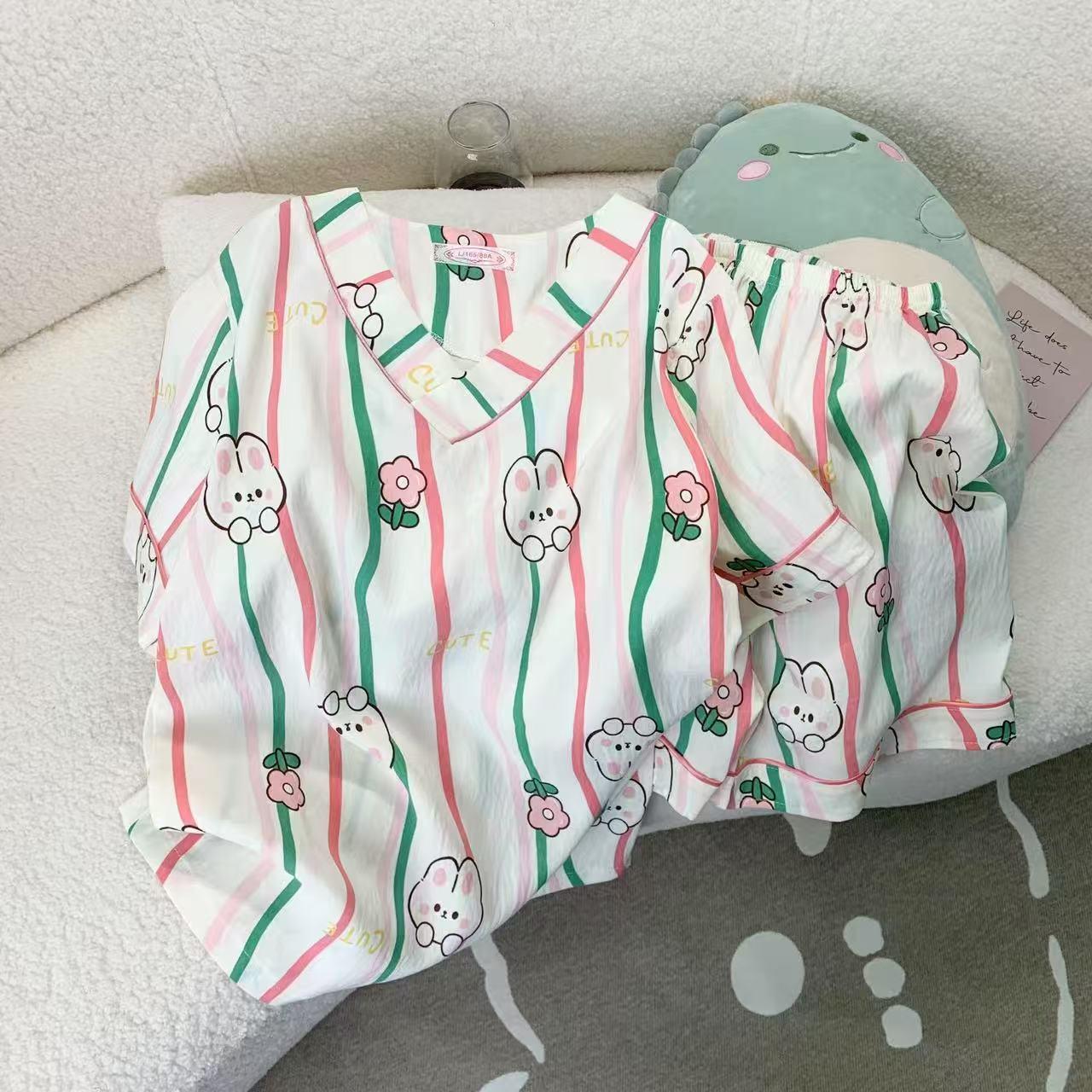 

Женский шелковый пижамный комплект с V-образным вырезом и рисунком из мультфильма - Летняя коллекция с коротким рукавом 2022 года L