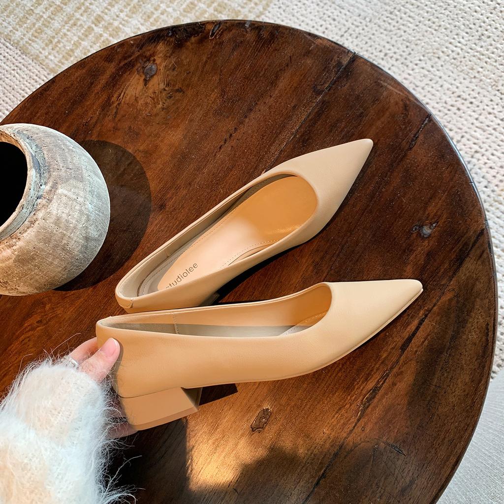 Lammfellversion von Traubenmutter, die gleichen Leder-Pumps mit spitzer Zehenpartie, flache, dünne Einzel-Schuhe, feminine Pendlerschuhe