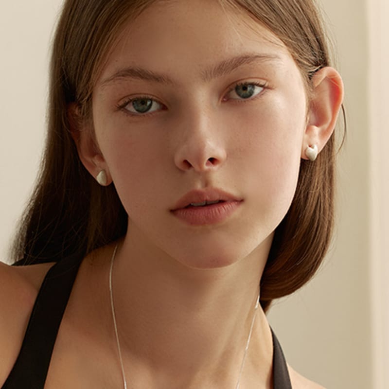 Lewy kolczyk serce w matowym srebrze