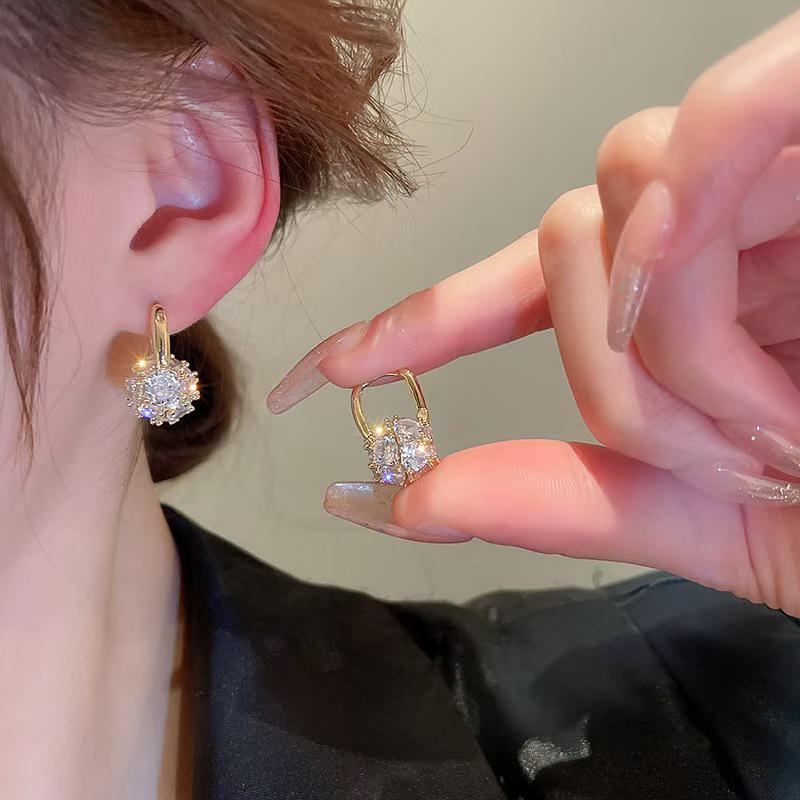 Elegante 3D Runde Kugel Zirkon Ohrklemmen: Vergoldete, anlaufgeschützte Hängeohrringe für Damen