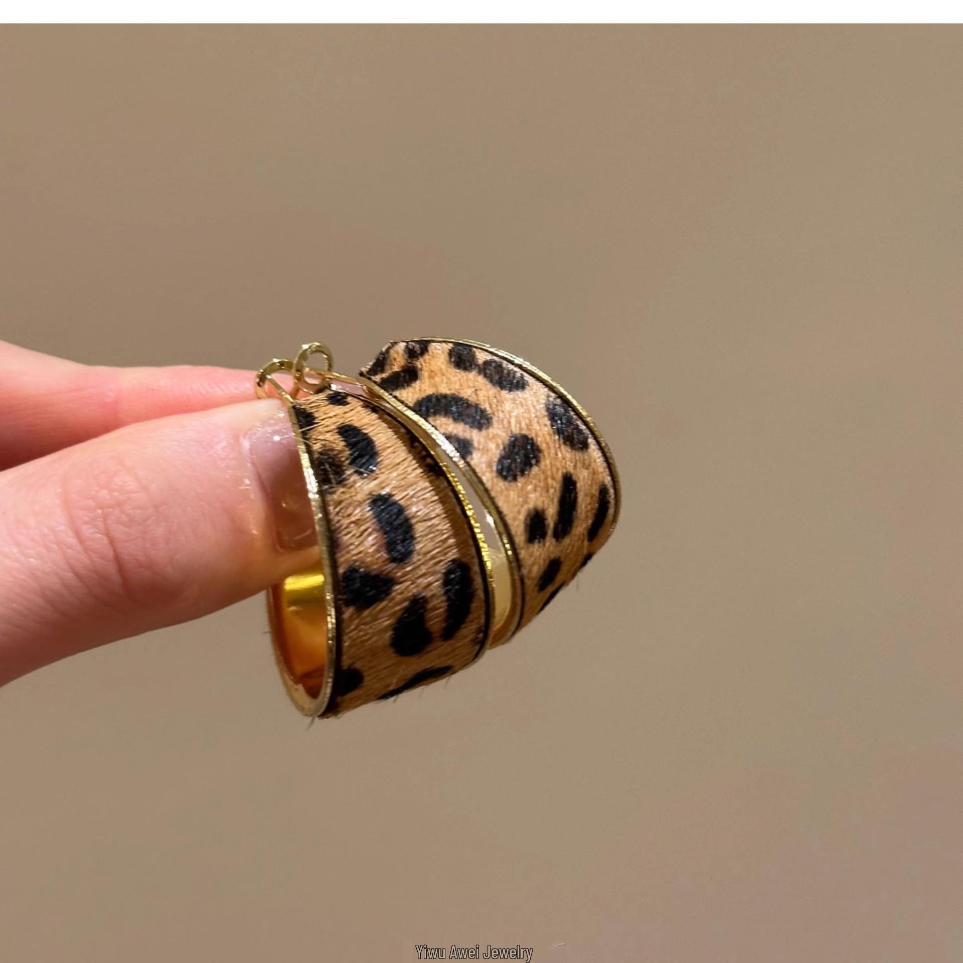 

Вінтажні сережки-кільця зі шкіри з леопардовим принтом Срібна голка - Елегантні, універсальні модні прикраси