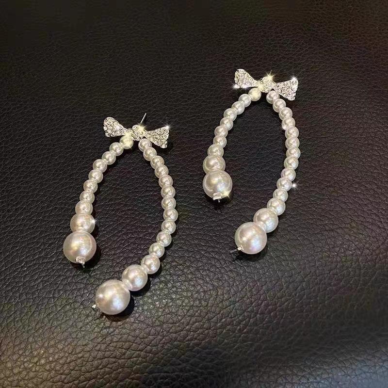Fashion and elegance, atmospheric bow pearl earrings, women's design sense, versatile, exquisite stud earrings, sweet temperament, ear jewelry