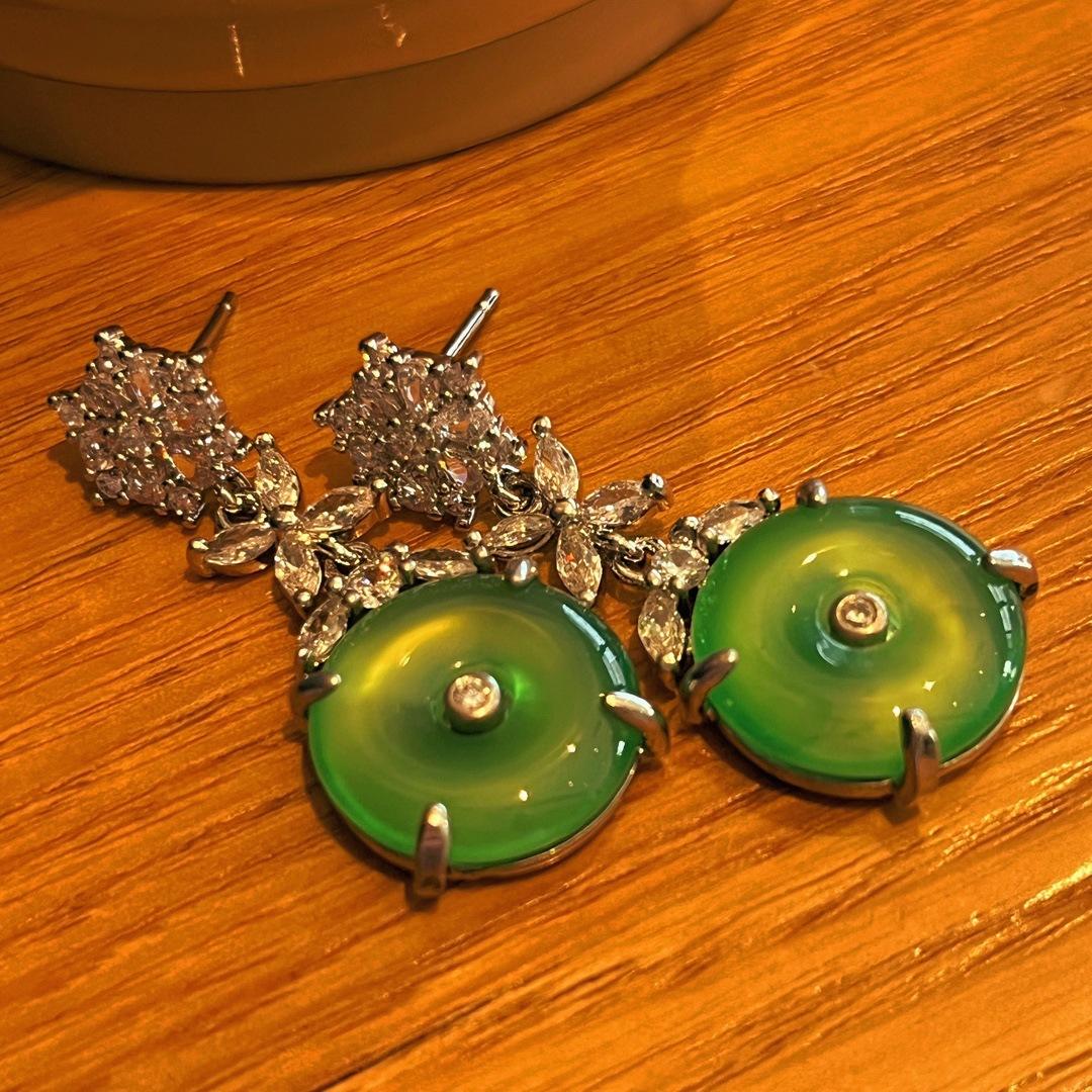 Full Of Green Yang Green Natural Agate Green Chalcedony Earrings For Women, Real Shot Fidelity
