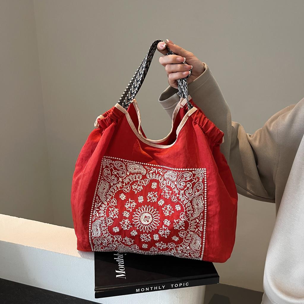 Retro Fashion Carrying Large Capacity Bag Women  New Bosnia Style Tote Bag Senior Sense Shoulder Bag