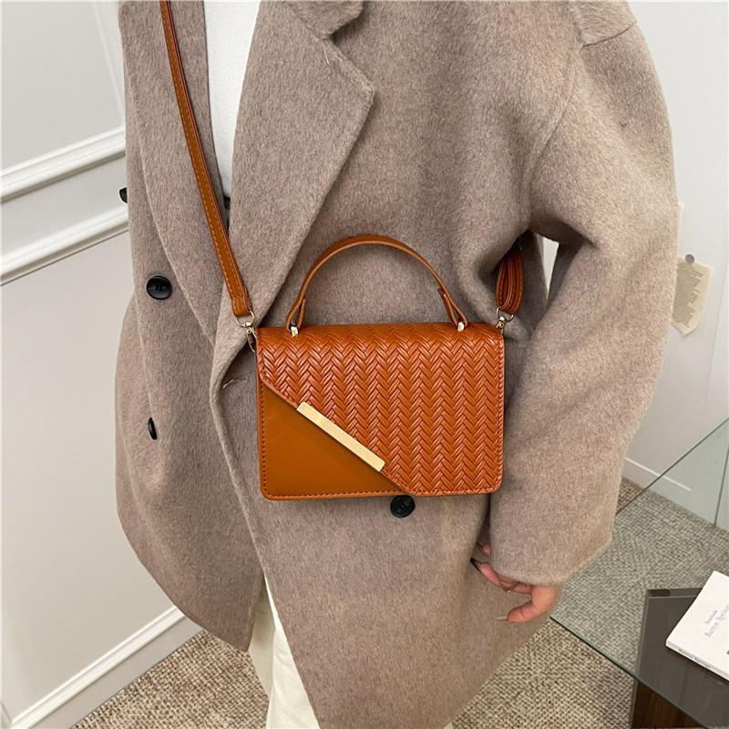 Sac bandoulière femme style urbain en PU avec bandoulière chaîne pour un usage quotidien décontracté