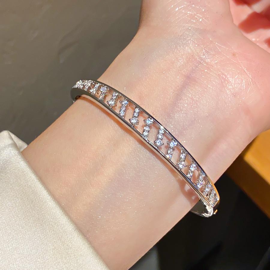 Striped Hollow Buckle Bracelet, Light Luxury and High-end Bracelet, Exquisite Fashionable Hand Jewelry for Women