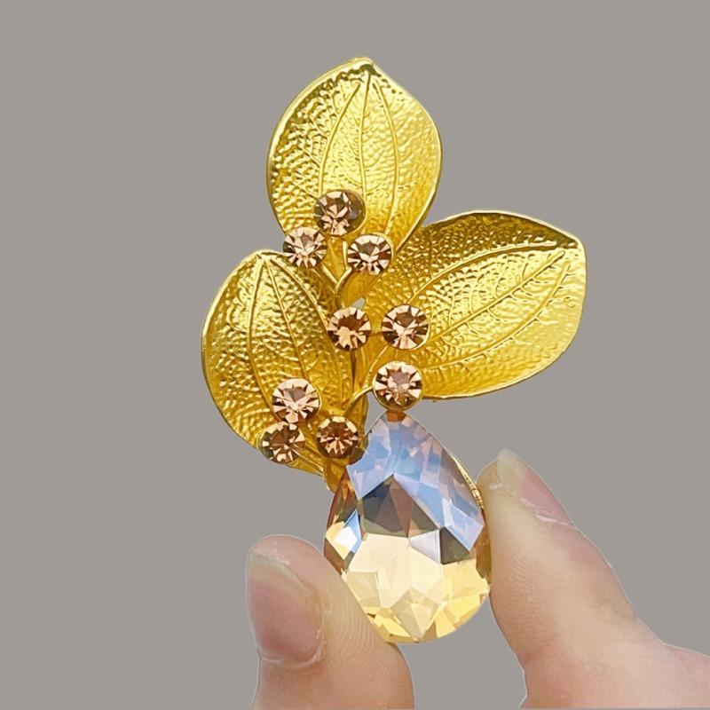 

Crystal Leaf Brooch - High-end, Niche, Waist-cinching, Pleated Blouse Accessory, Anti-glare Button Closure, Brooch with Button Closure шампанського
