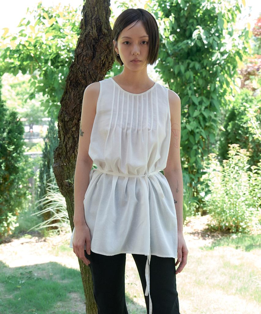 STEP AROUND Tucked Strap Tunic Blouse_White