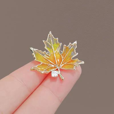 Farbig bemalte Ahornblätter Design Metall Brosche Anstecknadel Zirkon Dekoration Goldfarben Kragen Revers Broschen Anstecknadeln Damen Partyschmuck