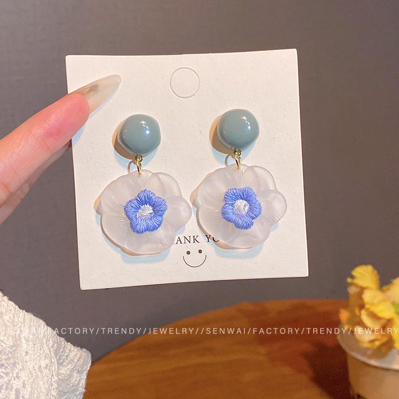 Small fresh flower earrings women s 2025 popular design earrings are gentle and sweet ears