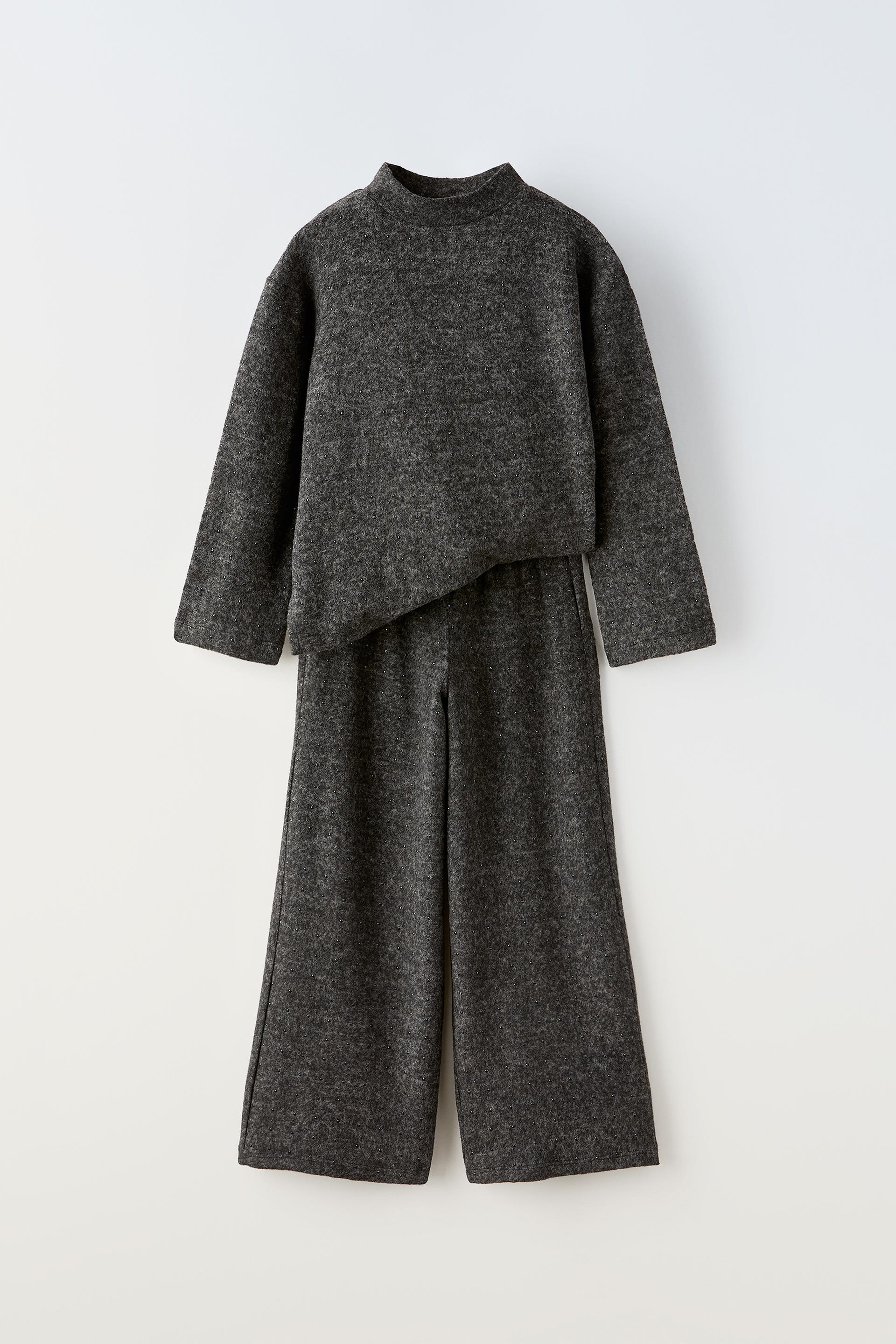 

КООРДИВНАЯ ФУТБОЛКА И БРЮКИ СО СТРАЗАМИ