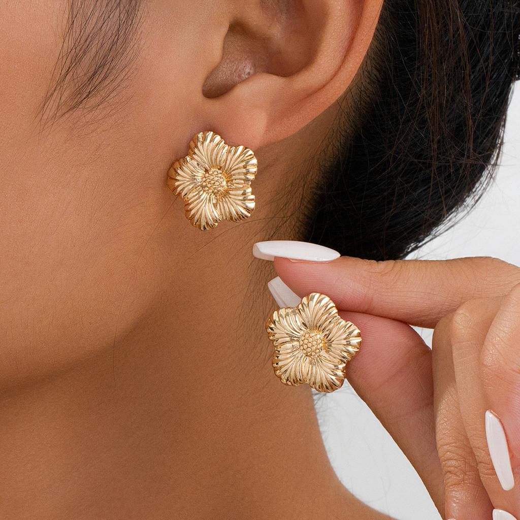 1 Pair of Retro Texture Sunflower Texture Flower Metal Light Luxury Temperament Sweet Literary Stud Earrings