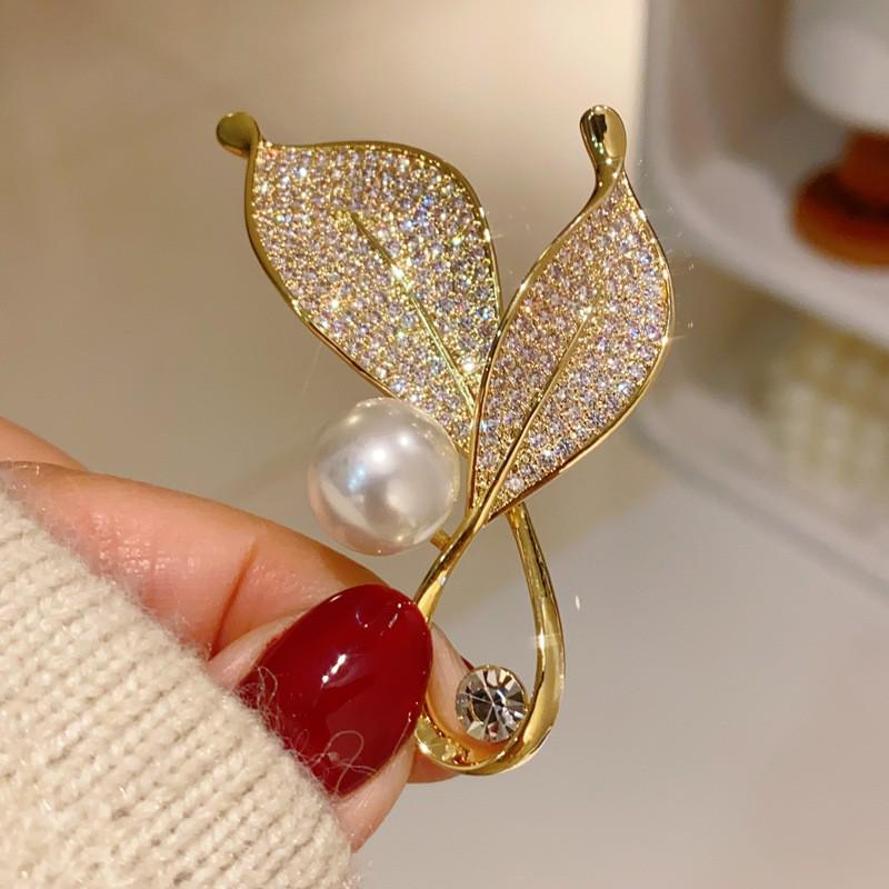 Broche Exquise Haut de Gamme Perle Romarin 2024 - Épinglette Élégante Anti-Exposition pour Femmes dans un Style Parfum Subtil