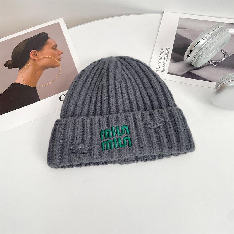 The Large Head Girdle Warm Ear Protecting Knitted Cap Is Fashionable and Versatile Making Your Face Look Good. The Small Woolen Cap Keeps You Warm