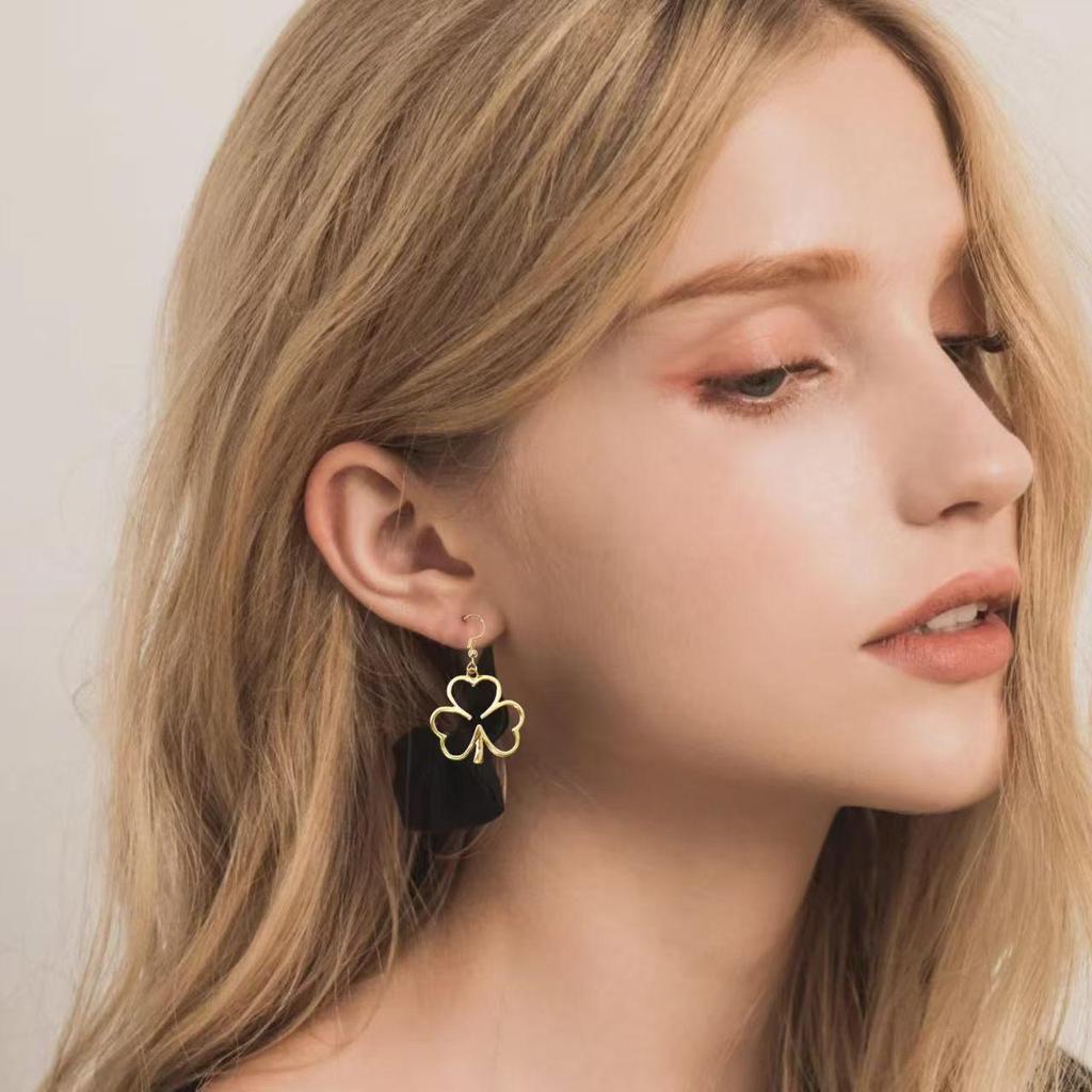 Stylish Four-Leaf Clover Openwork Pendant Earrings for Women – Elegant and Sweet Design