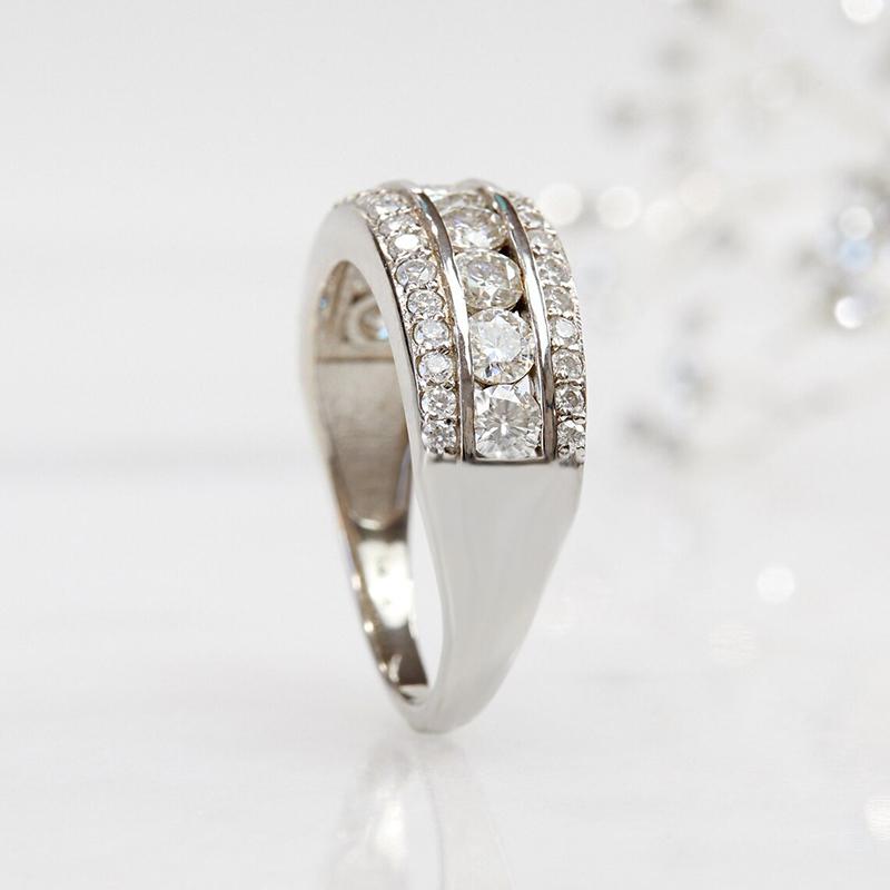 Stylish Lady Silver Color Finger Ring with Bright Zirconia Female Fashion Wedding Band Accessories Women Jewelry Gift