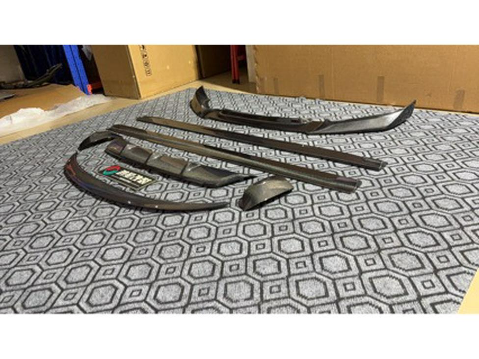 Carbon Fiber Body Kit for BMW X6 F16: Front Lip, Rear Lip, Side Skirts, Tail Wing.