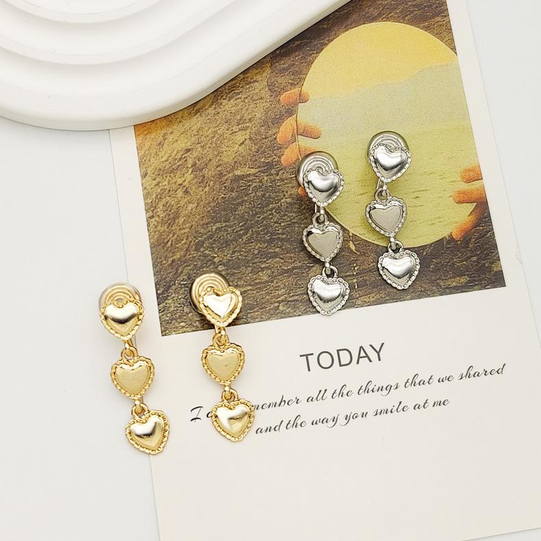 Korean-Japanese INS Style Heart Tassel Earrings - Trendy Heart-shaped Clips for Non-Pierced Ears Mosquito Coil Ear Clips (Bright Gold)