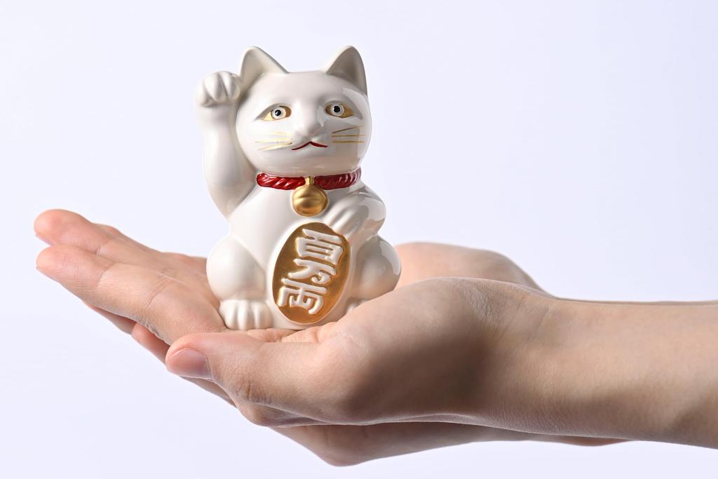 Maneki Neko White Lacquerware Paw Metal Lucky Good Feng Takaoka Copperware Neko Gin-Yado (Lucky Cat) (Right Raised) / Figurine, Cat, Luck, Shui,