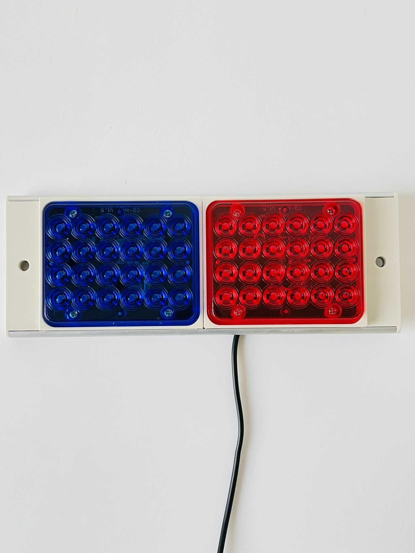 

Dual-Compartment 12V/220V Red-Blue LED Warning Lamp: Sequential Flashing Taillight with Mains Power Connection for Night Use 220V to 12V Connector