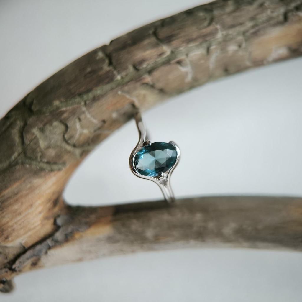Серебряное кольцо с топазом Лондон Блю 0.817ct, вес изделия 2,42 гр (2188674)