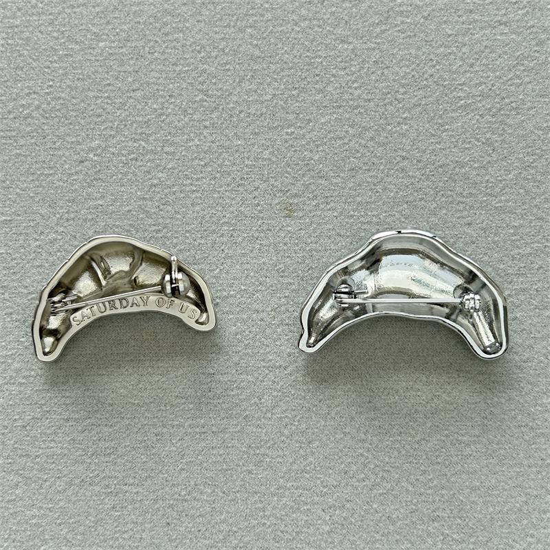Korean Blogger-Inspired Minimalist Croissant Brooch - Unique, Stylish, and Perfect for Couples